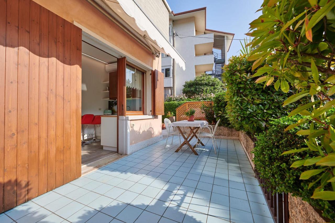 Front Lake Studio With Loft Bed And Pool Бардолино Экстерьер фото