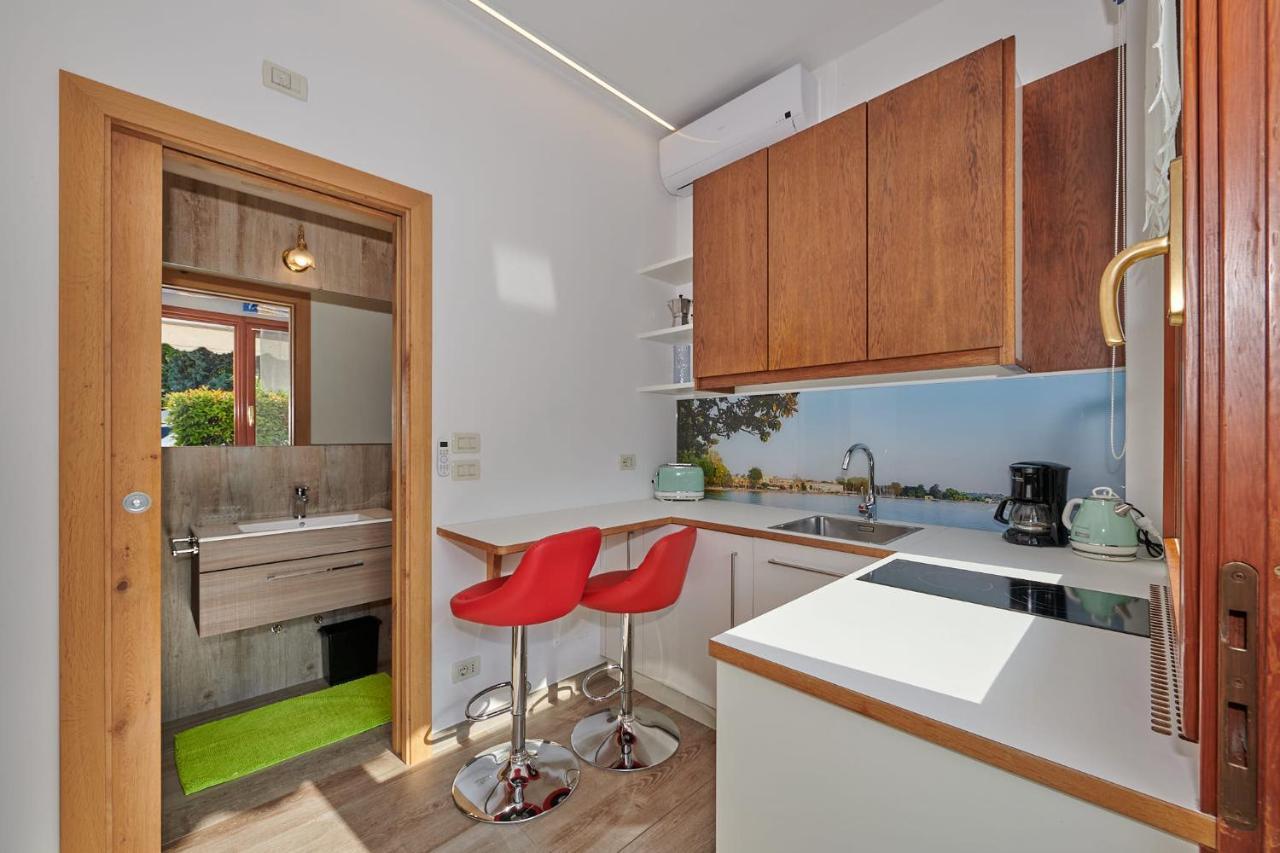 Front Lake Studio With Loft Bed And Pool Бардолино Экстерьер фото