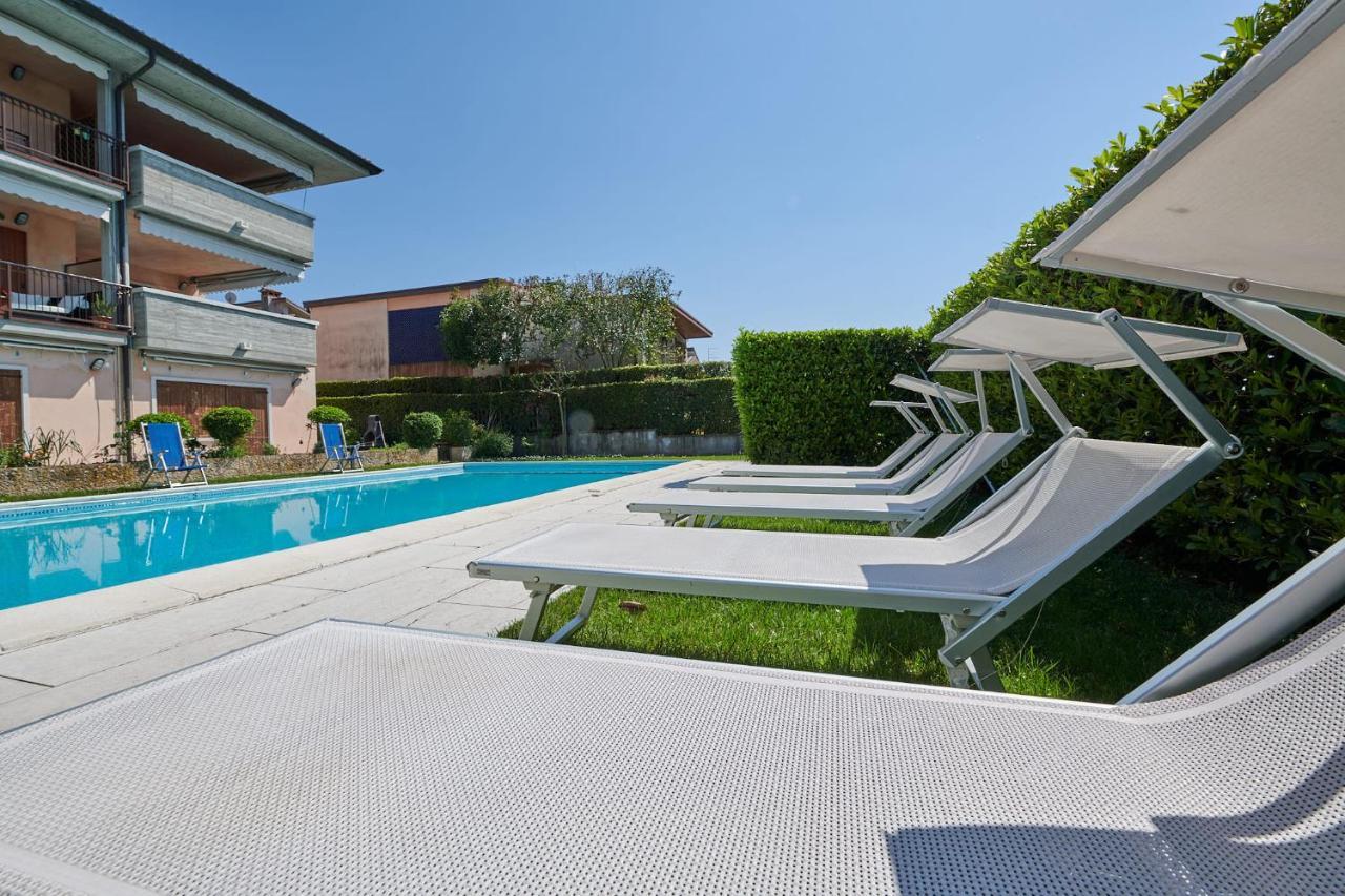Front Lake Studio With Loft Bed And Pool Бардолино Экстерьер фото