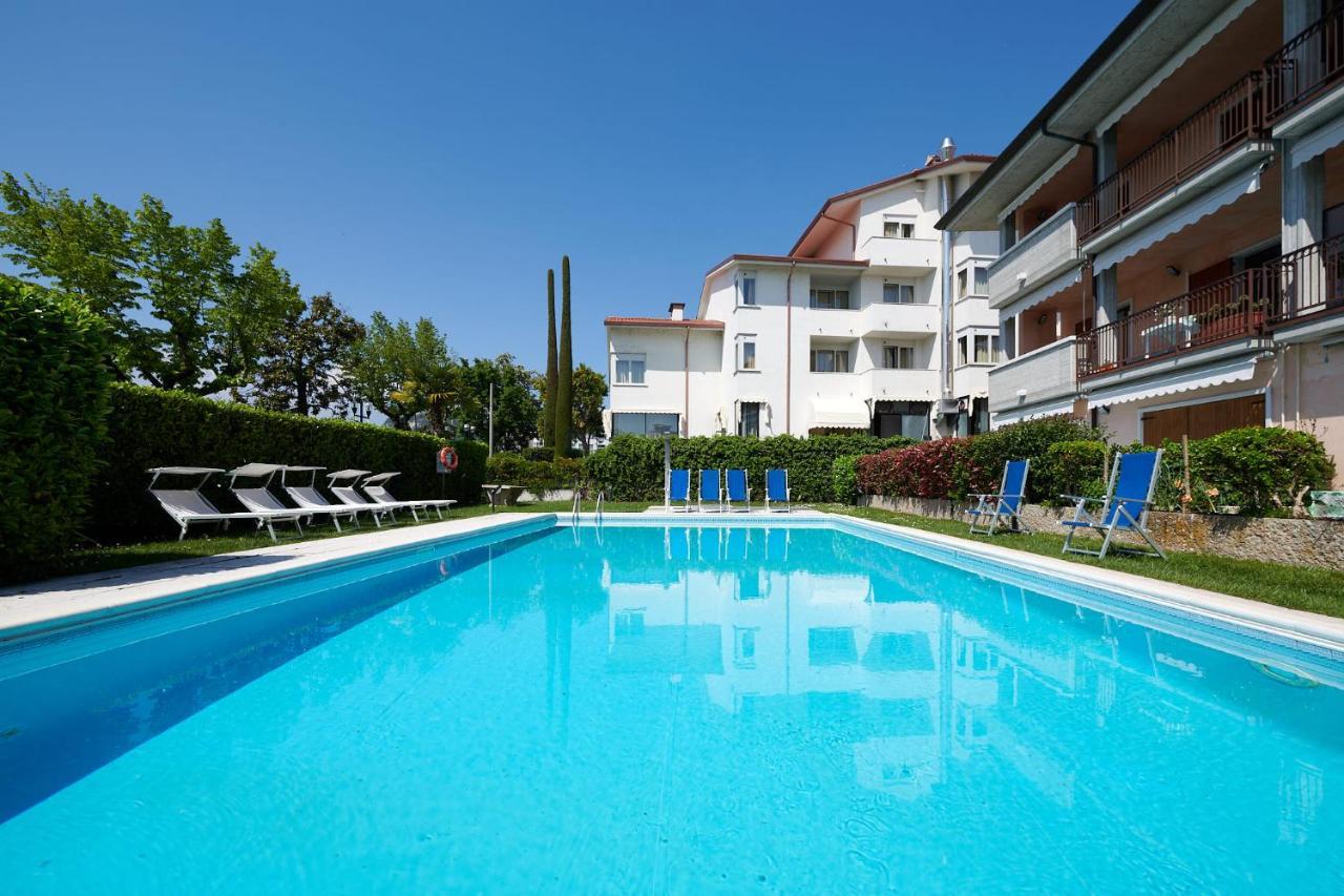 Front Lake Studio With Loft Bed And Pool Бардолино Экстерьер фото