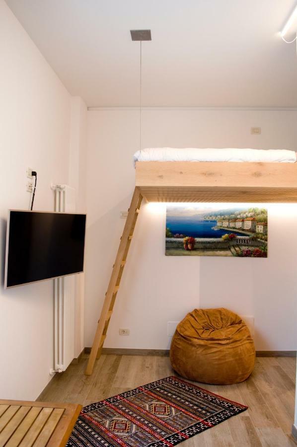 Front Lake Studio With Loft Bed And Pool Бардолино Экстерьер фото